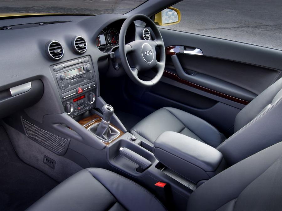 Интерьер Audi A3 2.0 TDI (8P) 2003 года  (UK) (фото 7 из 10)